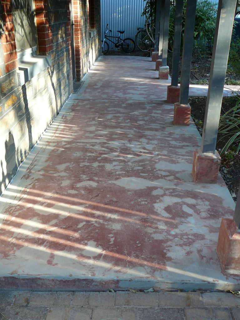 Filling of cracks, pits and divetts with concrete screed