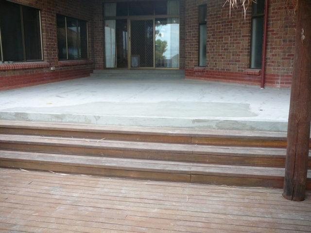 Concrete levelling screed to Patio floor