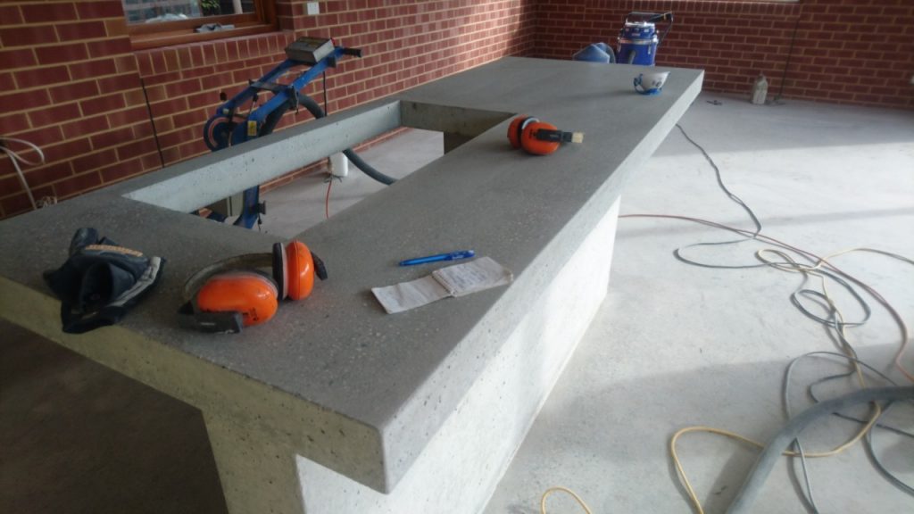 Benchtop surfacing: exposing concrete aggregate
