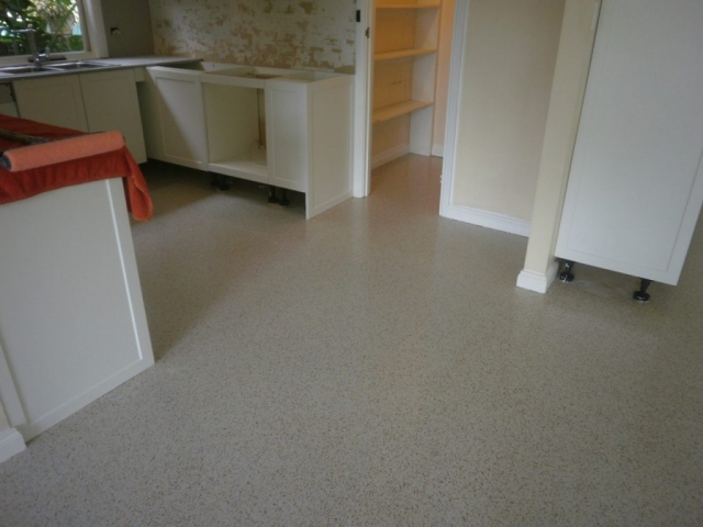 Concrete resurfacing: Kitchen floor with Multiflake