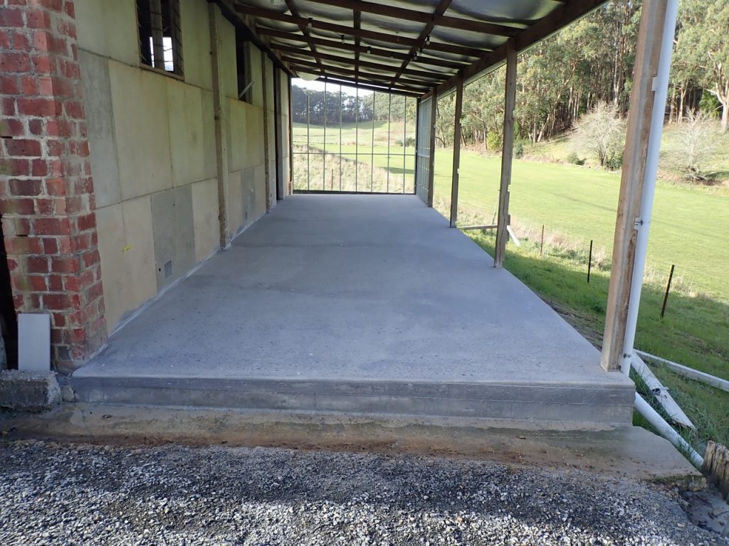 Exposing aggregate of concrete floor